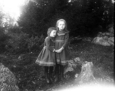 2 flickor i sjömansklänningar
Nyckelord: Barnfoto