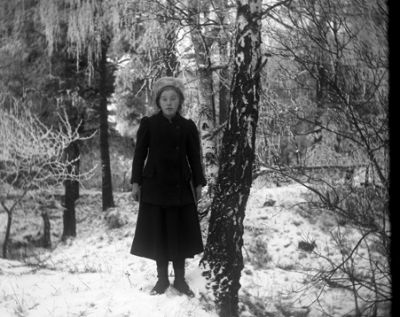 Flicka stående på snöig stig
Nyckelord: Ungdomsporträtt