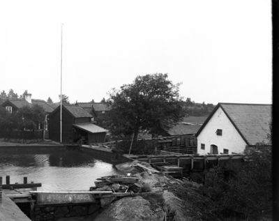 Damm vid en gård
Nyckelord: Damm Hus