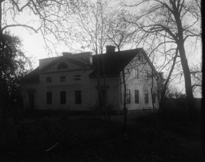 En herrgårdsliknande byggnad
Nyckelord: Bostadshus Hus
