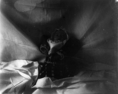 Baby omgiven av lakan
Nyckelord: Barnfotografi