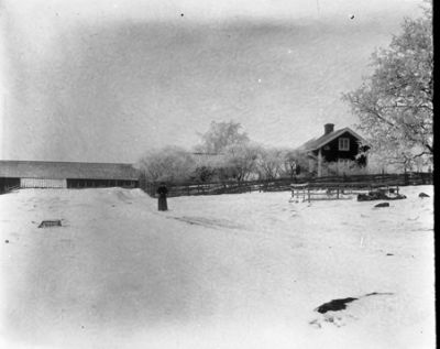 Hus i snörika omgivningar
Nyckelord: Snö Hus Staket