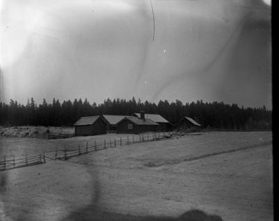 Gård  i ett vinterlandskap
Nyckelord: Snö Hus Staket