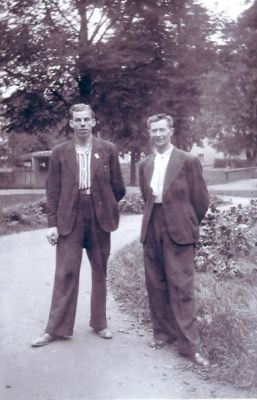 2 män stående i park
Nyckelord: Affischtavla