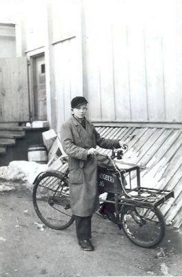 Pojke vid packcykel
Nyckelord: Packcykel