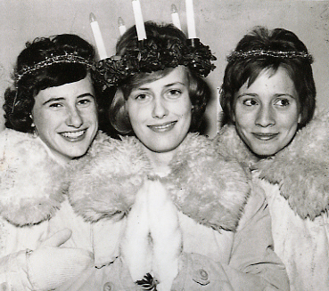 Lucia och 2 tärnor iklädda armépäls
Nyckelord: Lucia Luciakrona