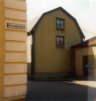 Byggnader belägna vid liten gata
