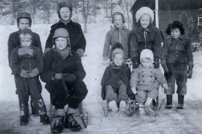 Pojkar och flickor med sparkstöttingar på is
Nyckelord: Spark