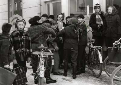 En mängd barn samlade framför en byggnad
Nyckelord: Barn Cykel