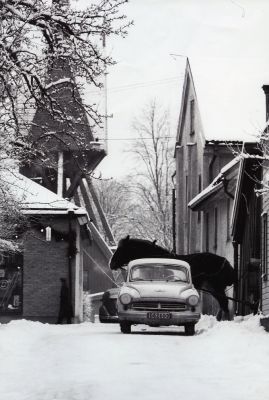 Bil och hästskjuts på snöig väg
Nyckelord: Bil Häst
