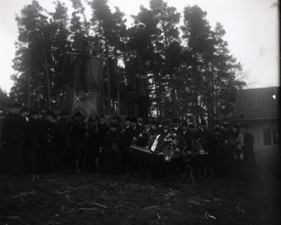 En stor grupp människor samlade i en skogsbacke
