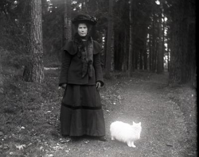 Kvinna och katt på skogsstig
Nyckelord: Katt Dräkt