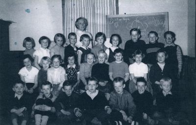 Skolklass i skolsal tillsammans med lärarinna
Nyckelord: Skolsal Elever Klassrum Skolklass Skolfoto Skolfotografi Klassfoto Klassfotografi