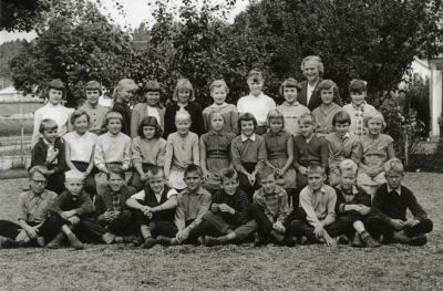 Skolklass och lärarinna fotograferade utomhus
Nyckelord: Elever Skolklass Skolfoto Skolfotografi Klassfoto Klassfotografi