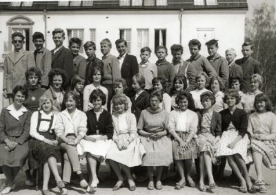 Skolungdomar fotograferade framför skolbyggnad
Nyckelord: Skolbyggnad Skolfoto Skolfotografi Klassfoto Klassfotografi