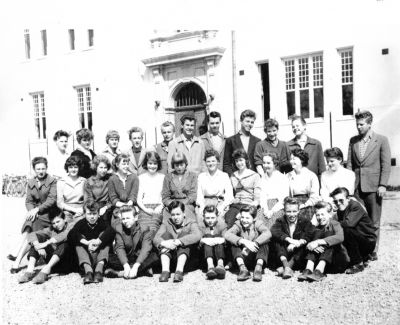 Skolklass med lärare fotograferade framför skolbyggnad
Nyckelord: Skolbyggnad Skolfoto Skolfotografi Klassfoto Klassfotografi