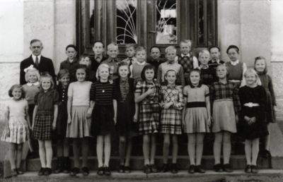 Skolklass med lärare fotograferade framför skolbyggnad
Nyckelord: Skolbyggnad Skolfoto Skolfotografi Klassfoto Klassfotografi