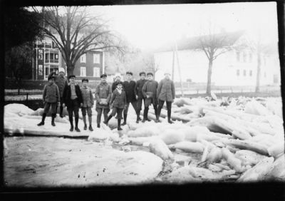 11 ungdomar stående på isflak i ån.
Nyckelord: Islossning