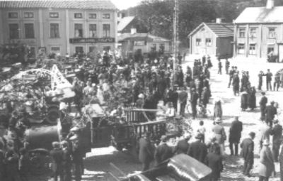 Ett antal personer på torg.
Nyckelord: Torg Folksamling