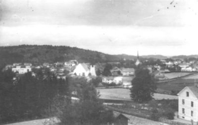 Stadsvy med kyrkor i bakgrunden.
Nyckelord: Utsikt