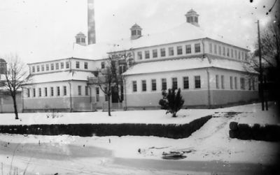 Byggnad bakom vattendrag.
Nyckelord: Vattendrag Vinter