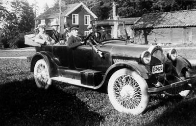 5 män sittande i bil.
