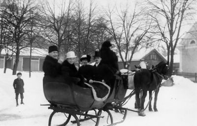 5 personer sittande i et hästekipage.
Nyckelord: Häst Släde Vinter