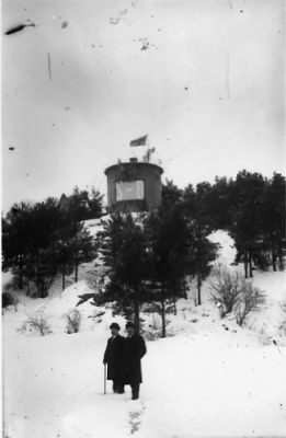 2 män stående framför vattentorn.
Nyckelord: Vinter