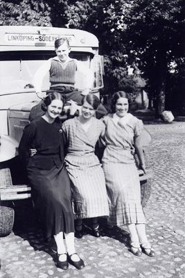 3 kvinnor och en pojke sittande på bussfront.
Nyckelord: Buss Kullersten