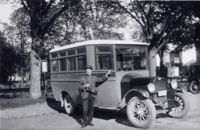 Man stående bredvid buss.
Nyckelord: Buss