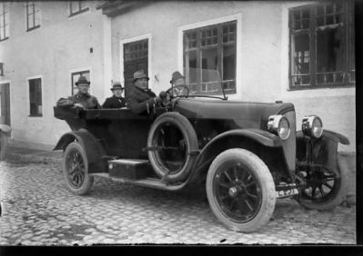 4 män sittande i bil.
Nyckelord: Bil Mejeri Kullersten