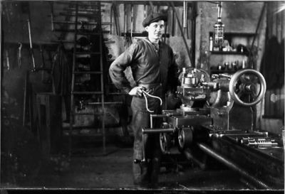 Man stående vid maskin.
Nyckelord: Industrilokal Maskin