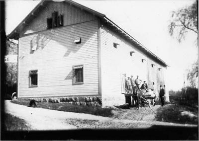 Ett antal män vid ett hästekipage.
Nyckelord: Magasin Häst Vagn