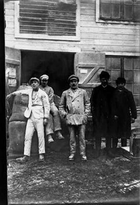 5 män stående framför byggnad.
Nyckelord: Kvarn Säckar