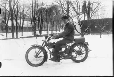 Man på motorcykel.
Nyckelord: Motorcykel Vinter