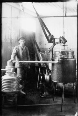 Man stående i lokal.
Nyckelord: Interiör