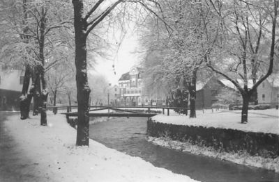 Vattendrag med bebyggelse i bakgrunden.
Nyckelord: Storån Vinter