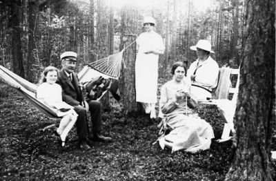 Familj i hängmatta och bredvid.
Nyckelord: Hängmatta