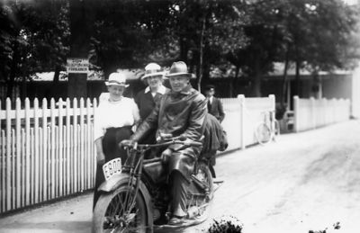 Man sittande på motorcykel. 2 kvinnor och 1 man stående bredvid.
Nyckelord: Motorcykel Staket