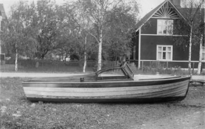 Båt liggande på land.
