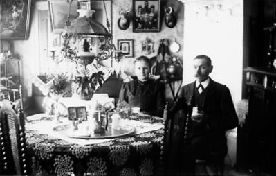 Man och kvinna sittande i finrum.
