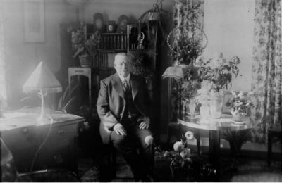 Man sittande i finrum.
Nyckelord: Högtid