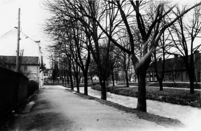 Vattendrag med bebyggelse i bakgrunden.
Nyckelord: Storån