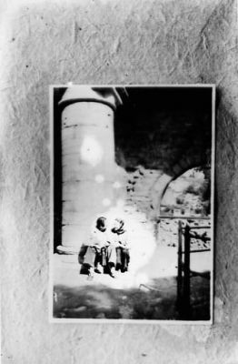 Man och kvinna sittande på kort.
Nyckelord: Fotografi