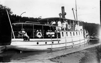 Ett antal personer på båt.
Nyckelord: Livboj Fender