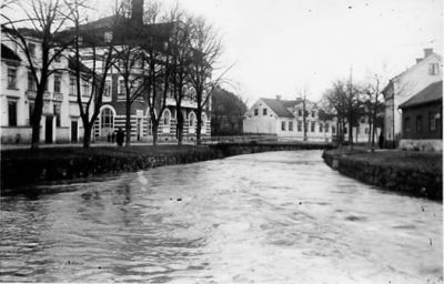 Vattendrag med bebyggelse i bakgrunden.
Nyckelord: Vattendrag