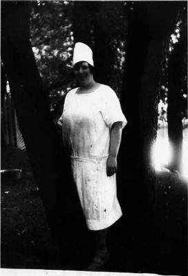 Kvinna stående vid träd.
Nyckelord: Träd