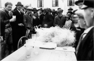 Ett antal personer stående runt bord.
Nyckelord: Cykel Bord