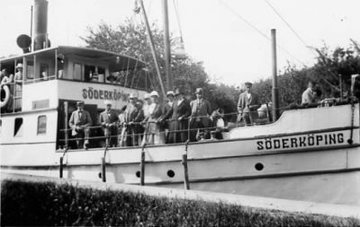 Ett antal personer stående på båt.
Nyckelord: Fendrar