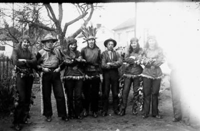 8 utklädda personer stående på tomt.
Nyckelord: Dräkt